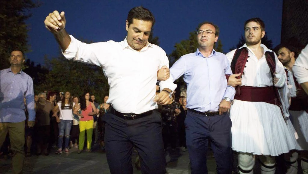 Τα ψέματα Τσίπρα όταν έσκιζε τα μνημόνια που σήμερα «τελειώνουν»